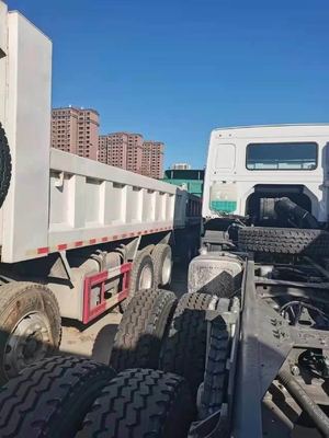 Dumptruck met een laadvermogen van 21-30 t en gebruikte trekkertruck